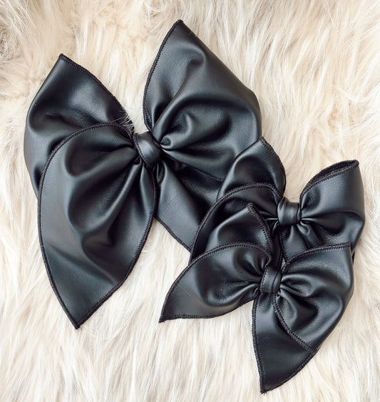 BOW - PLEATHER